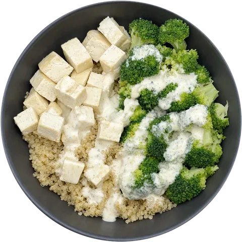 Bol de quinoa, cubes de tofu et brocoli nappé de sauce blanche