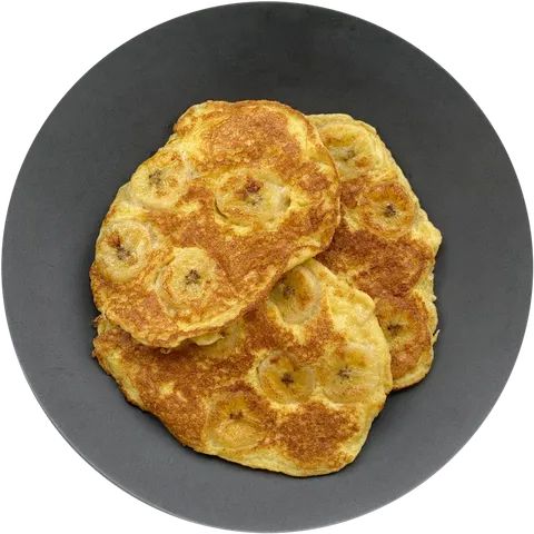 Pancakes à la banane dorés dans une assiette