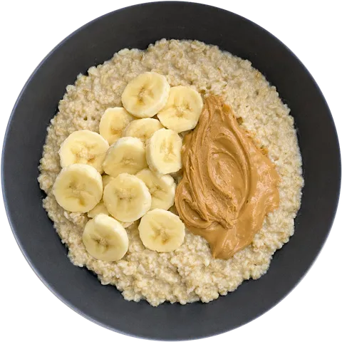 Porridge garni de rondelles de banane et de beurre de cacahuète