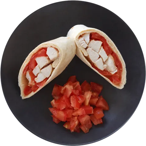 Deux moitiés de wrap au poulet et dés de tomate
